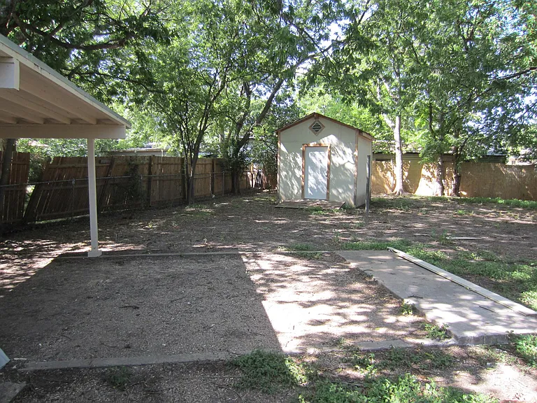 402 W Odell St — Photo 2