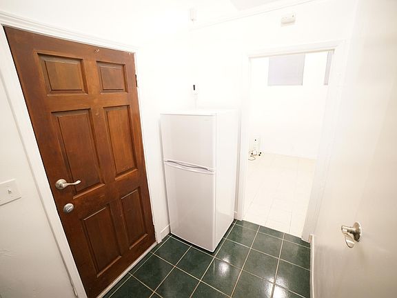 4th image of 860 N Vista St APT A