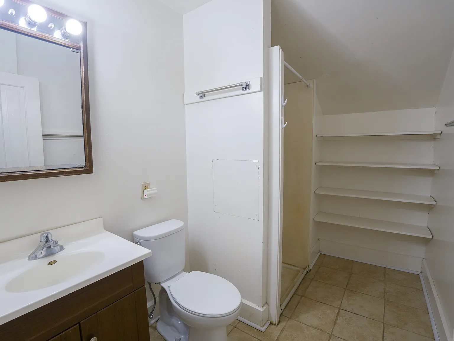6 bed, 2.0 bath, $6,150 — Photo 2