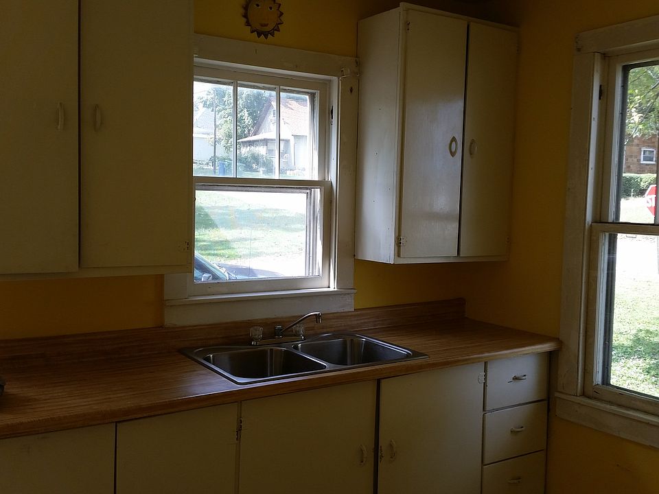 2nd image of 300 E Lewis St