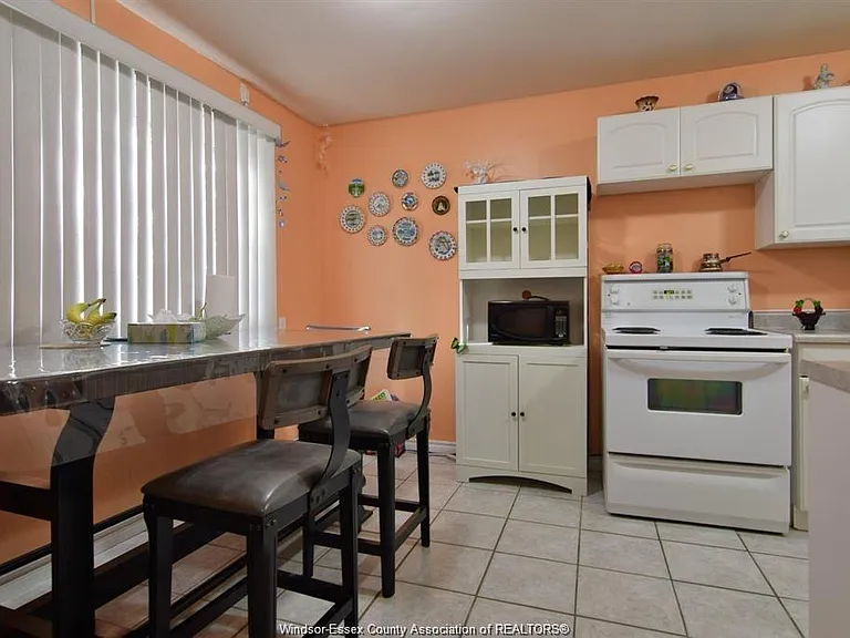 5468 Lassaline Ave — Photo 6
