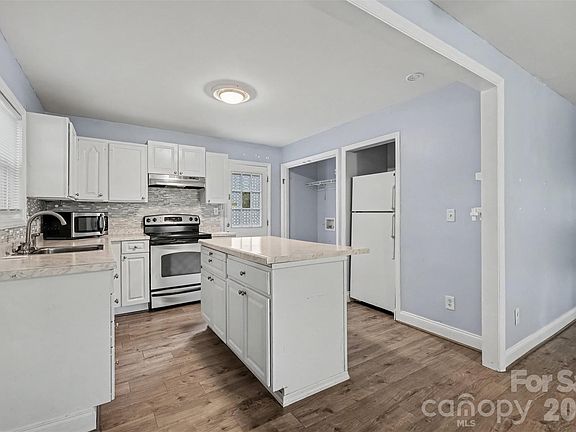 3rd image of 802 Stowe Dr