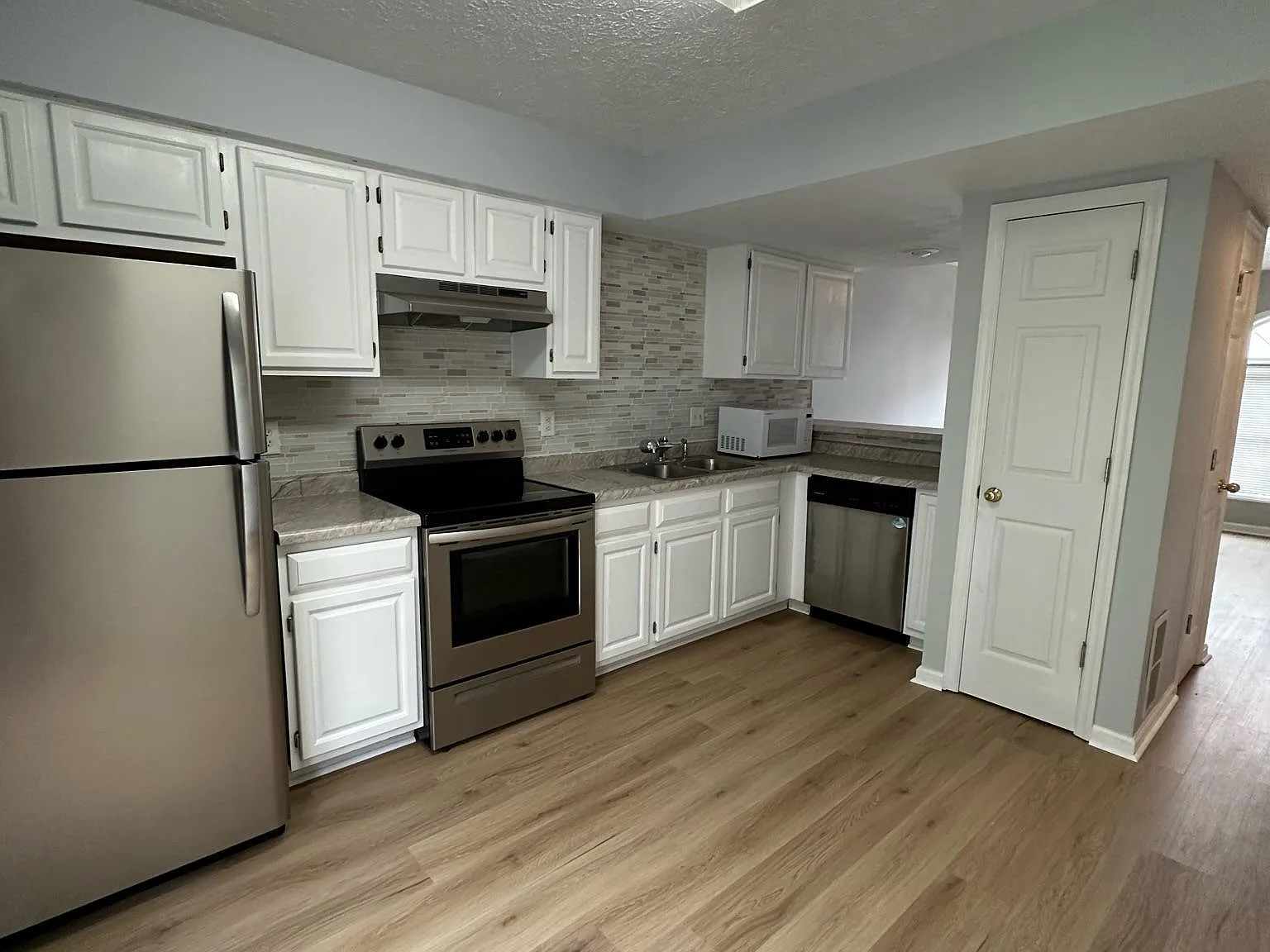2 bed, 1.5 bath, 930 sqft, $1,395 — Photo 4