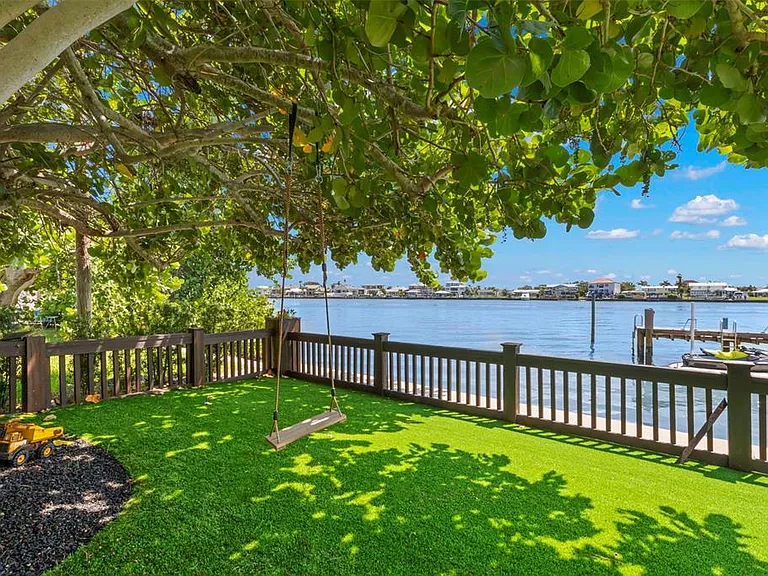 819 Bay Esplanade — Photo 30