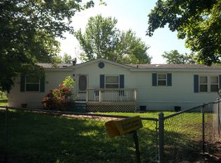 610 E 2nd St, Buckner, IL 62819