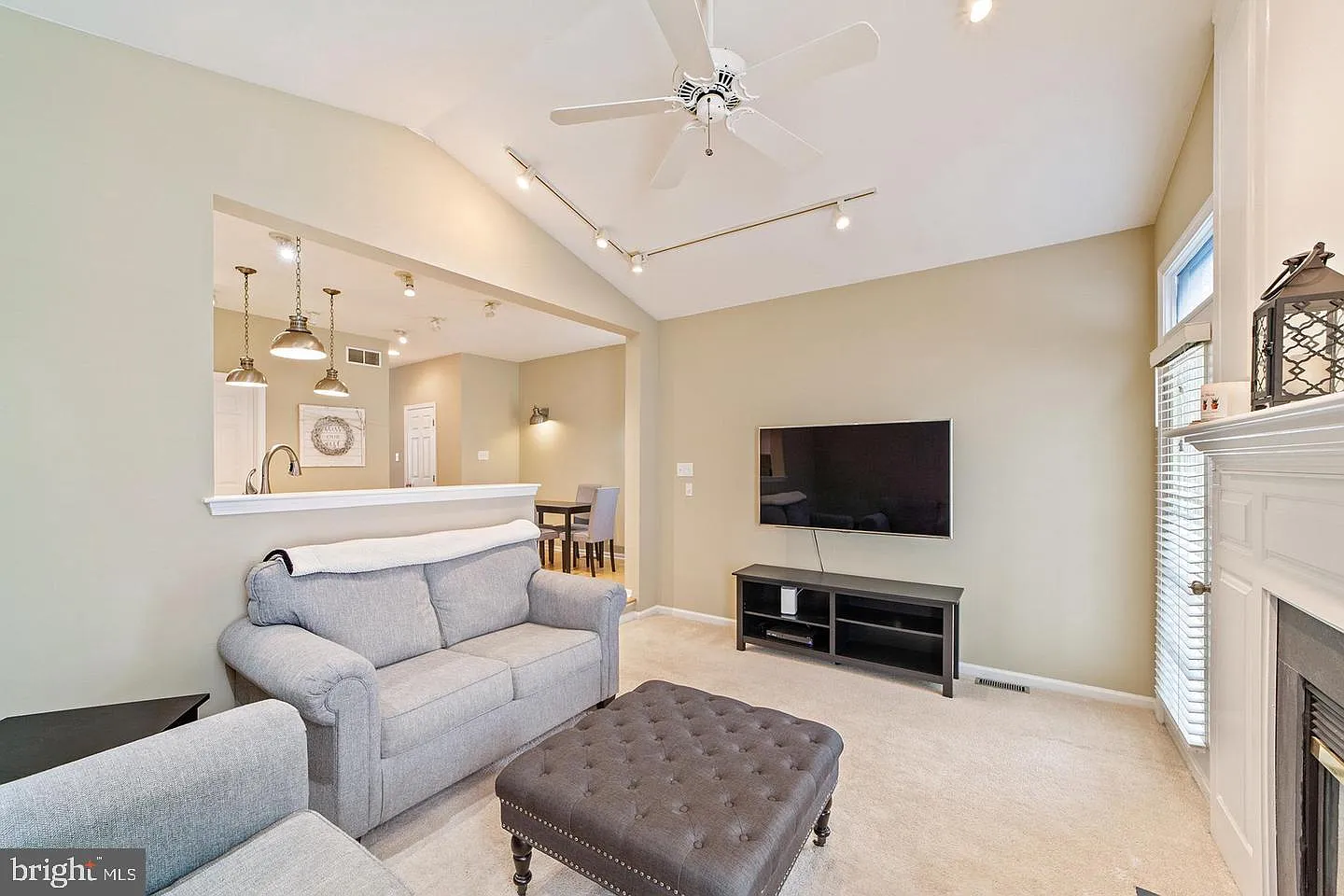 3 bed, 3.5 bath, 2416 sqft, $3,100 — Photo 3