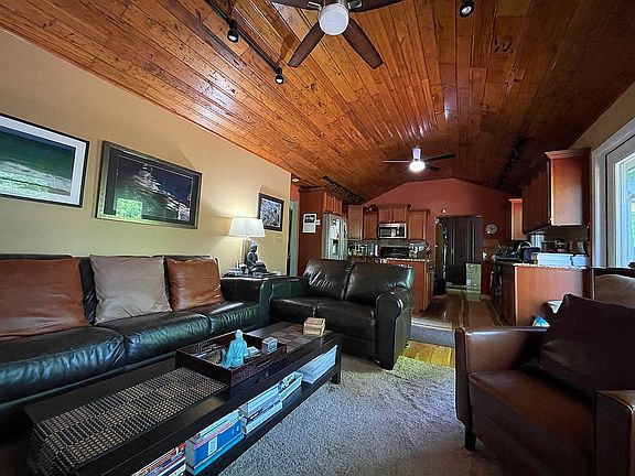 Kitchen seating area