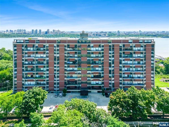 4 Horizon Rd APT 631, Fort Lee, NJ 07024