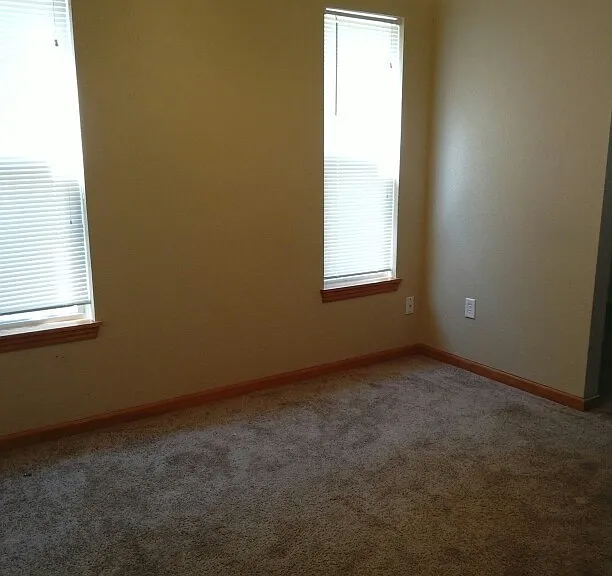 403 NE Coldwater Creek Dr — Photo 3