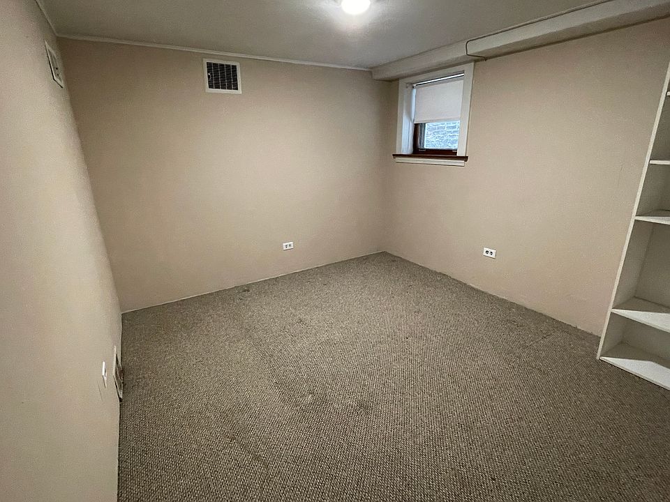 Bedroom - spacious enough for a queen bed