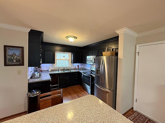 3rd image of 1145 Meadow Ln