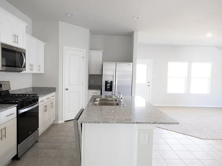 537 Derby Ln — Photo 4