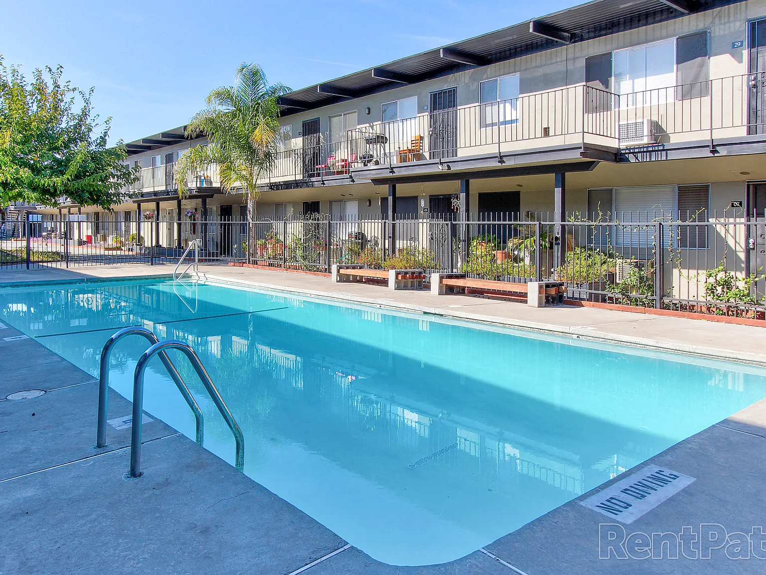 Lincoln Courtyards at 531 Glendora Avenue — Photo 4