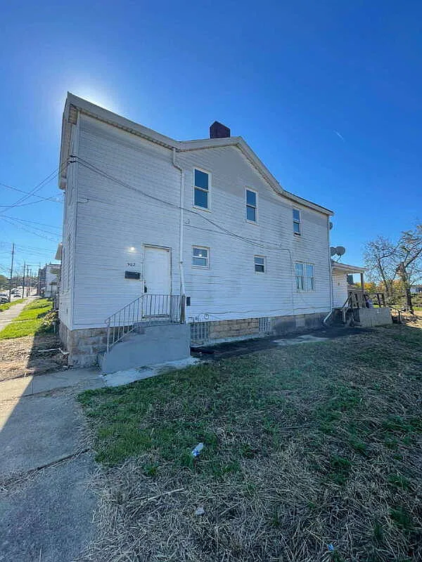 3 bed, 1.0 bath, $1,095 — Photo 1