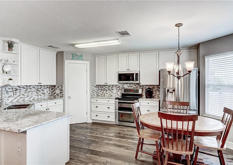 1st image of 211 Quarry Ln