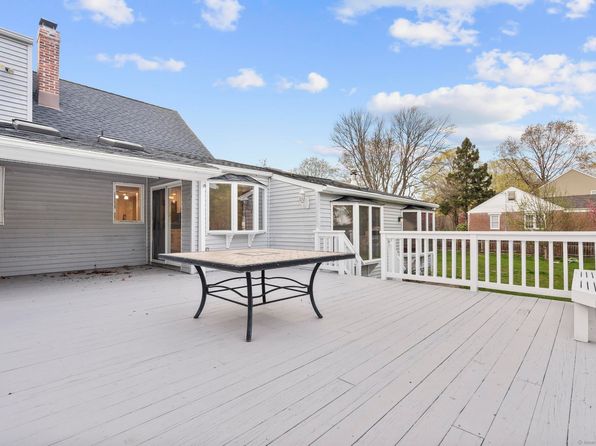 33 Robbins Ct, Milford, CT 06461