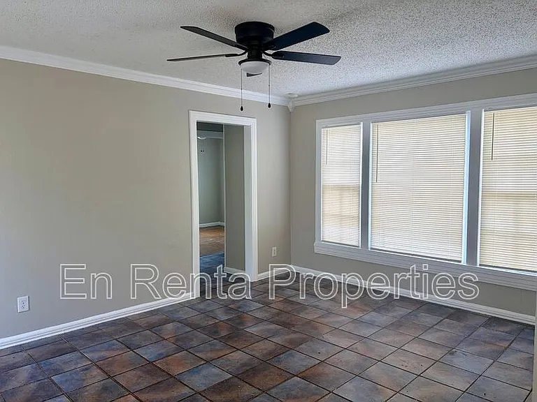 601 W Beach St — Photo 6