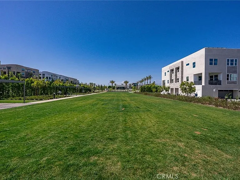 438 Sycamore Dr — Photo 21