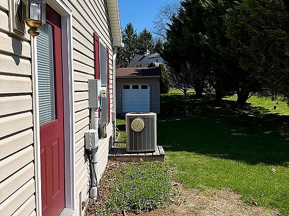 4th image of 1375 Highland Dr