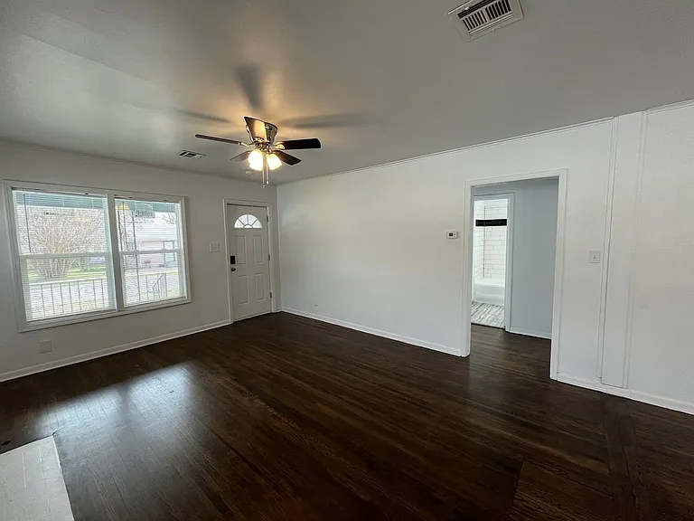 720 N Columbia Ave — Photo 3