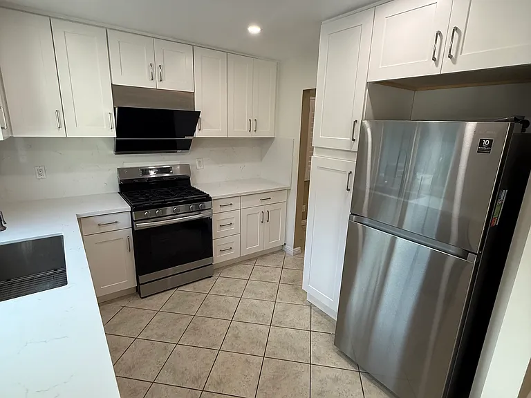 1427 Marigold St — Photo 9