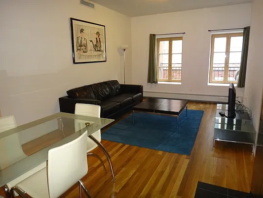 Rented by KVNY Soho | media 51