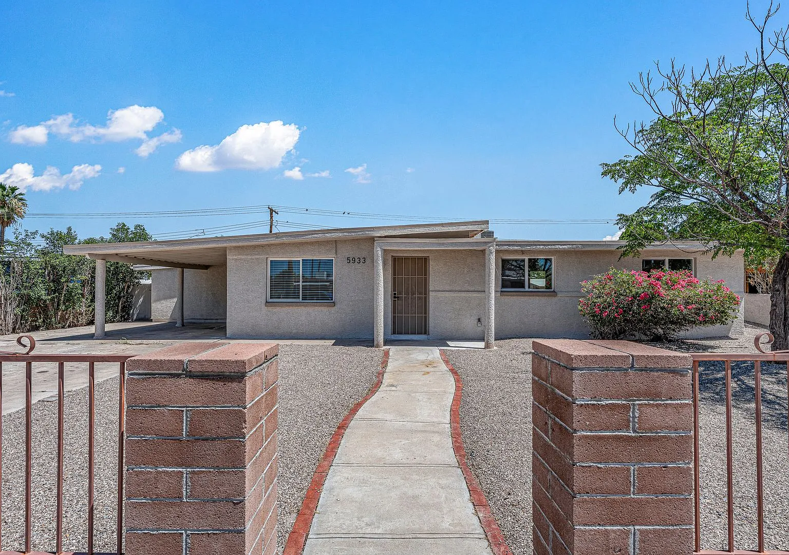 4 Bedrooms PLUS Pool — Photo 1