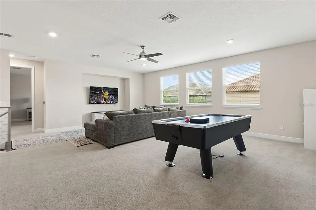 6 bed, 5.0 bath, 5272 sqft, $9,000 — Photo 3