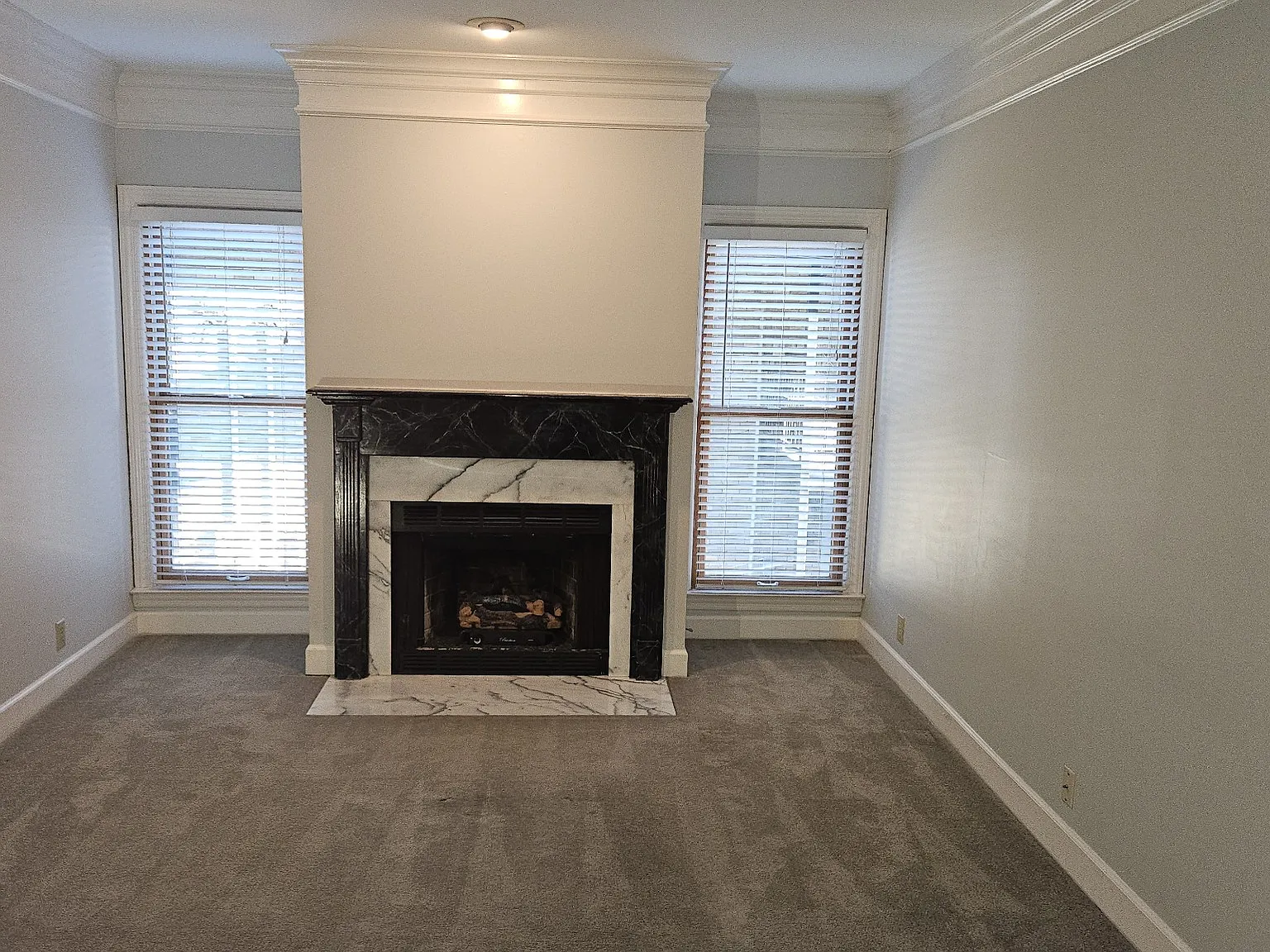 1 bed, 1.0 bath, 896 sqft, $1,575 — Photo 2