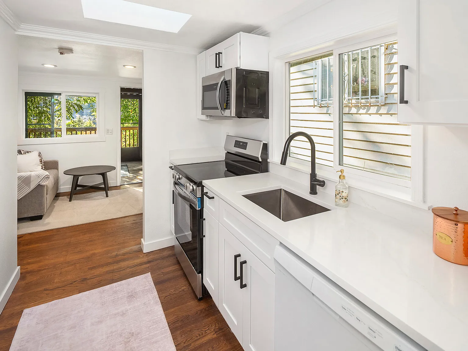 2 bed, 770 sqft, $3,500 — Photo 2