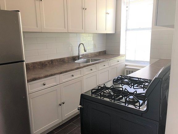3rd image of 922 Bronx Park S APT 3D