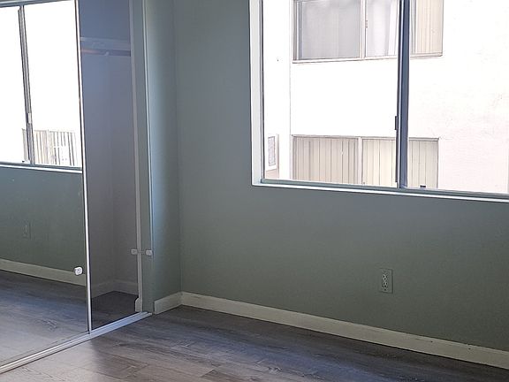 3rd image of 125.5 N Doheny Dr #204