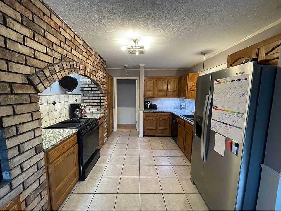 3 bed, 2140 sqft, $2,400 — Photo 3