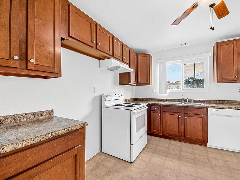 908 Roswell Avenue — Photo 10