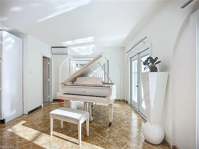 10242 Vanderbilt Dr — Photo 4