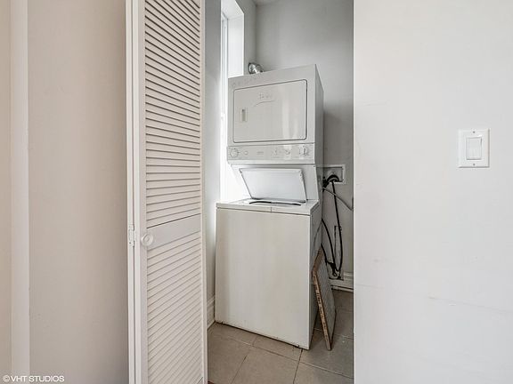 4th image of 925 N Ashland Ave APT 2F