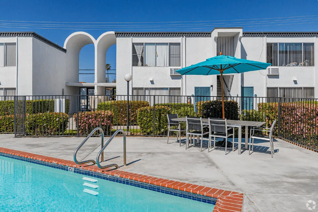 The Arches Apartments — Photo 2