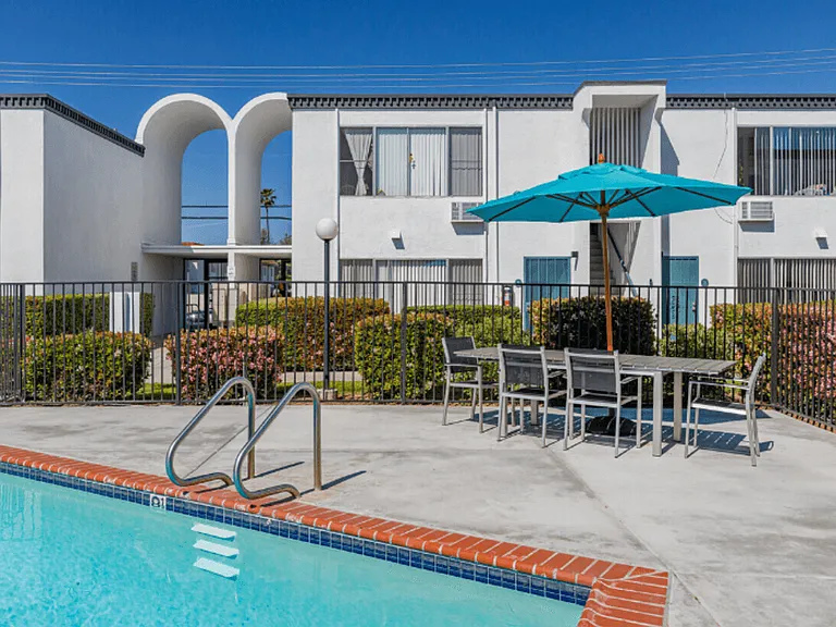 The Arches Apartments — Photo 2
