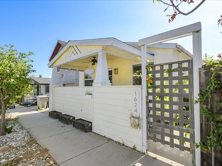 1624 Edgemont St — Photo 28