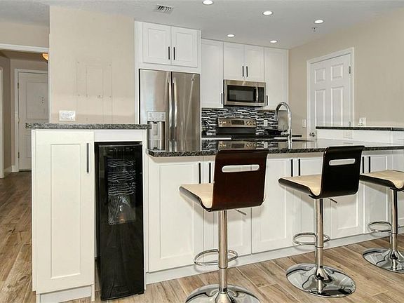 4th image of 750 N Tamiami Trl Unit 907