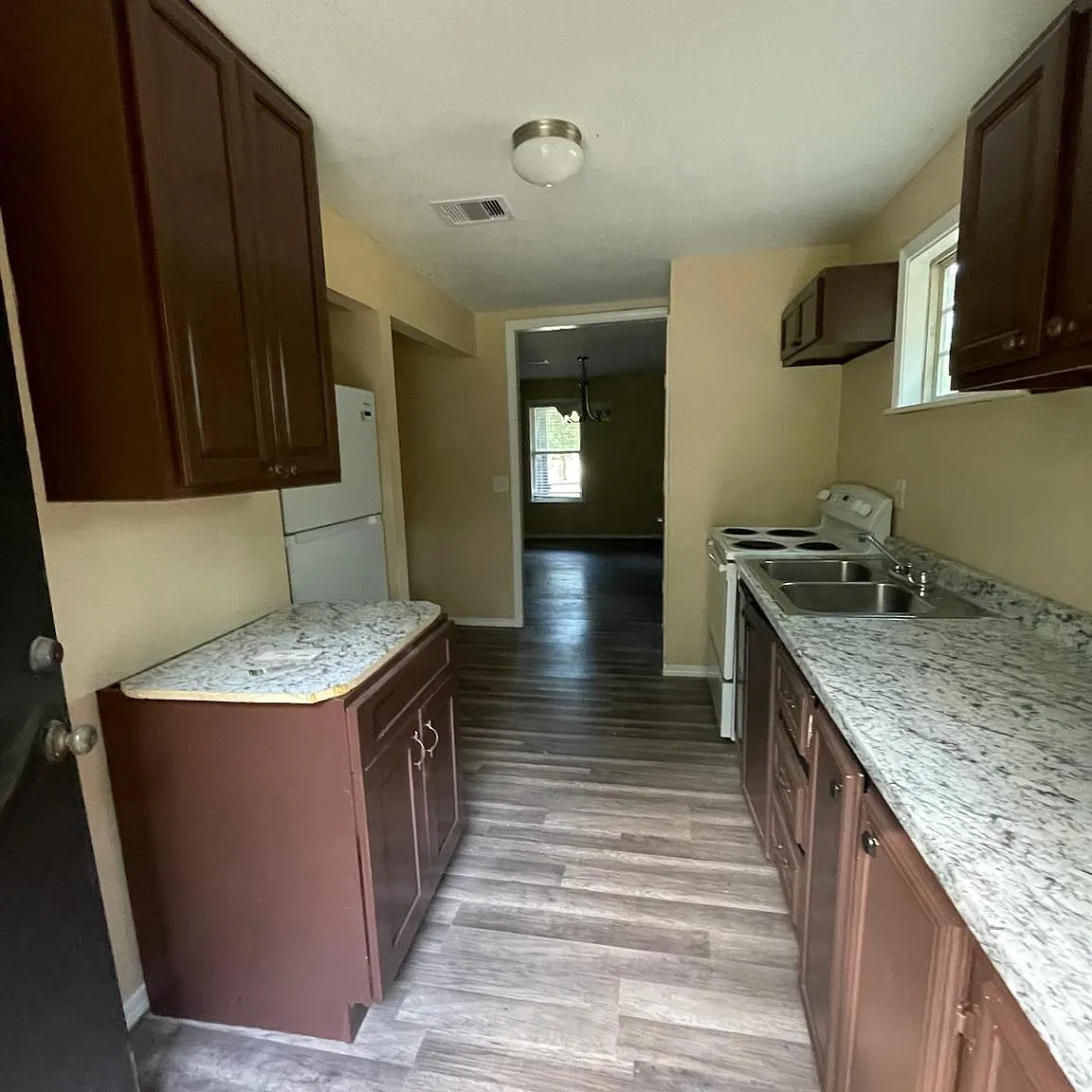 3 bed, 2.0 bath, 1200 sqft, $1,250 — Photo 4