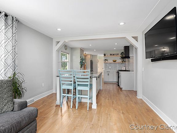 5th image of 4137 Imogene St NE