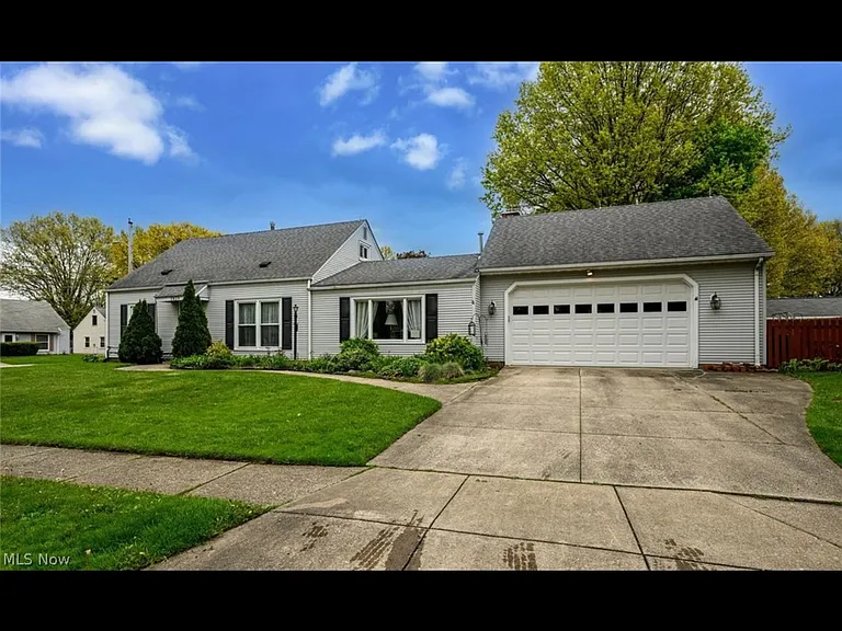 2839 Elmwood St — Photo 2