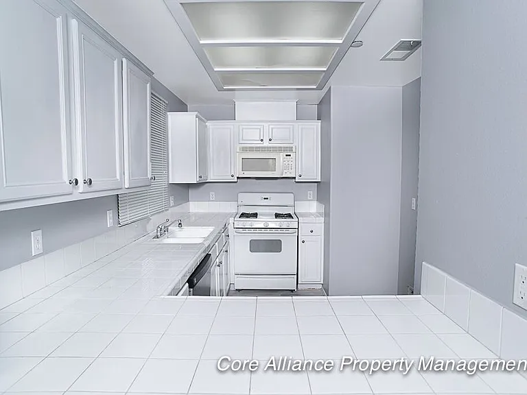 9435 Noble Ave — Photo 6