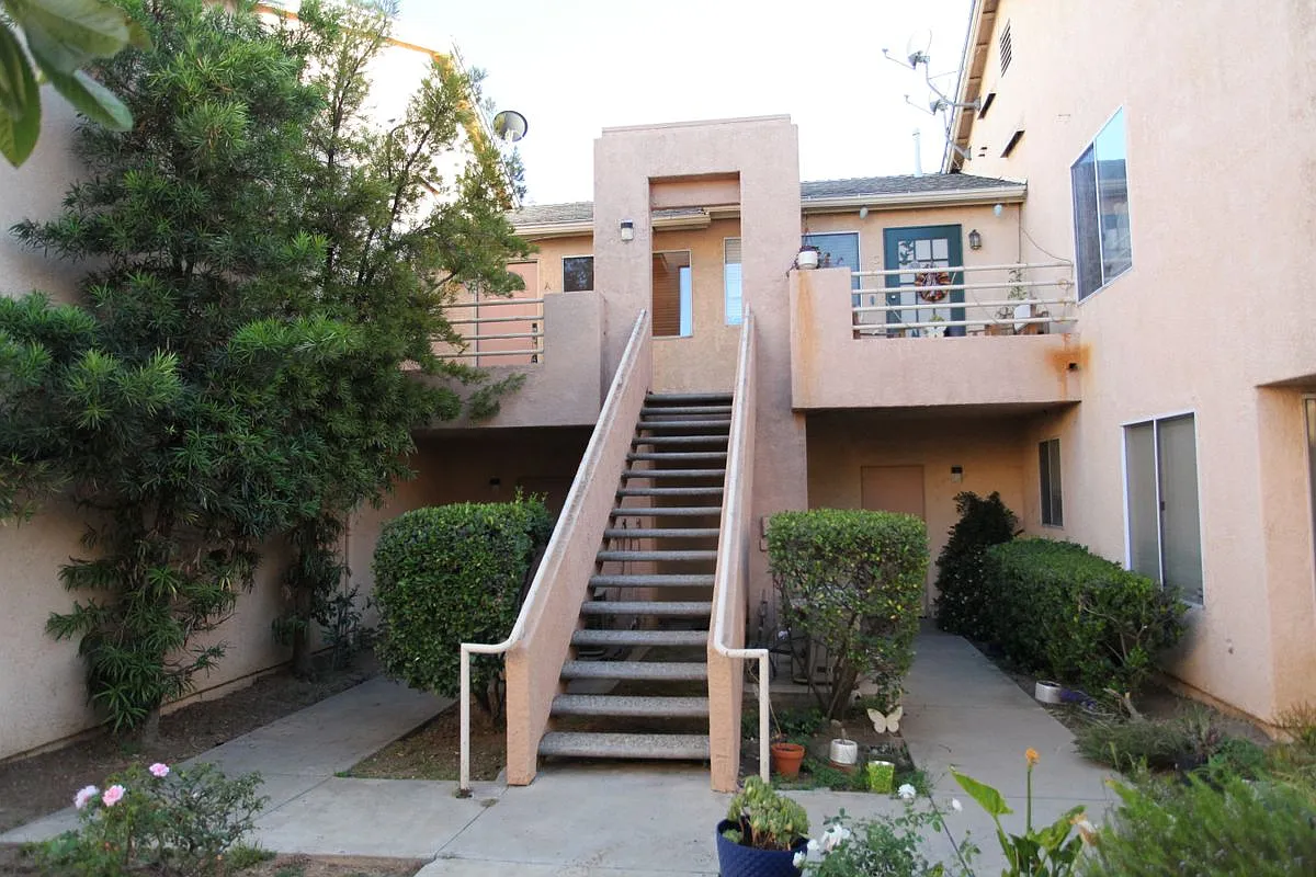 2 bed, 2.0 bath, 861 sqft, $2,800 — Photo 2