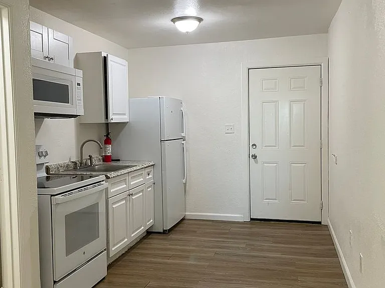 633 W I St — Photo 7