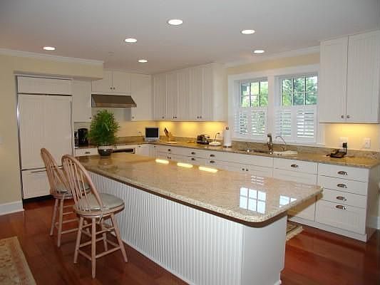 Large kitchen w/granite