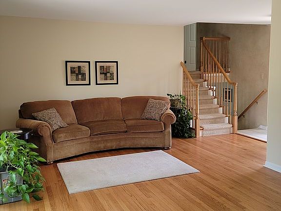 2nd image of 914 W Shiloh Dr