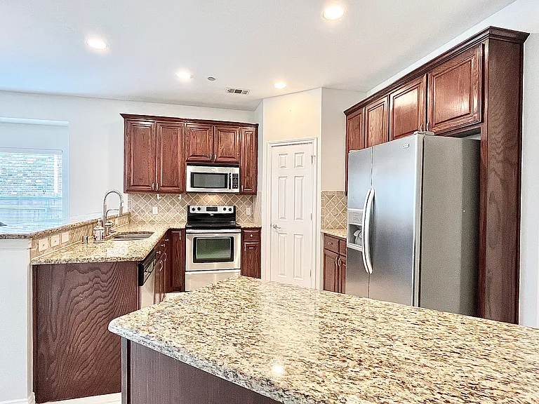 2204 Paige Ct — Photo 1