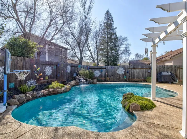 318 Quailhollow Dr, Ione, CA 95640